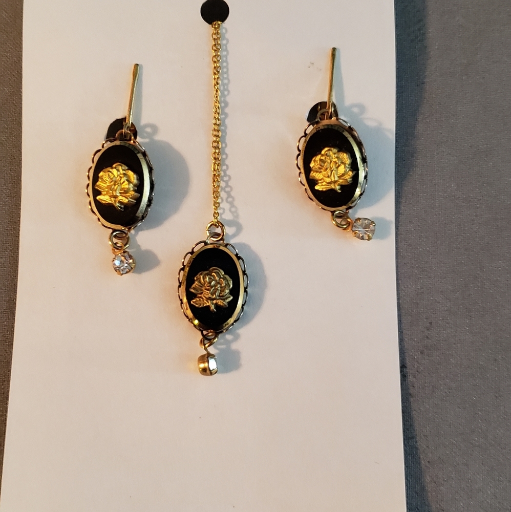 Vintage Celebrity Rose Necklace Earring set